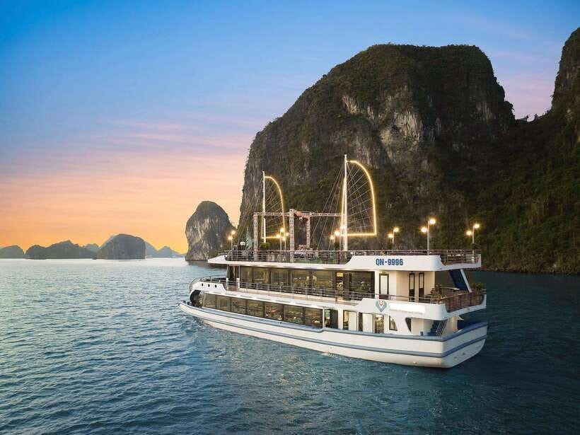 Halong Bay Luxury Cruise: Kayak&Swim,Cave, Party BEST SELLER - Luon Cave by kayak or bamboo boat: choose the pace that fits you