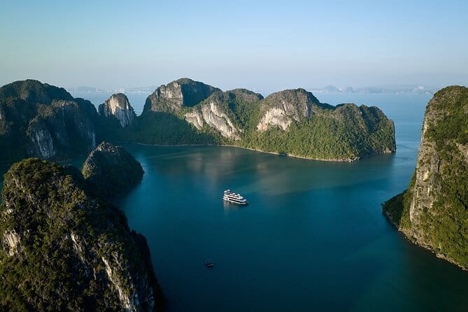 HALONG BAY LUXURY IRIS CRUISE DAY TRIP-BEST SELLER: Kayak, Music - Lunch on a Cruise: Buffet Math and What to Expect