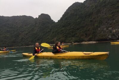 HaLong - LanHa Bay With La Pandora Boutique Cruises 2Days/1Night - Day 1 on the Water: Seafood Lunch While You Sail Through Con Vit
