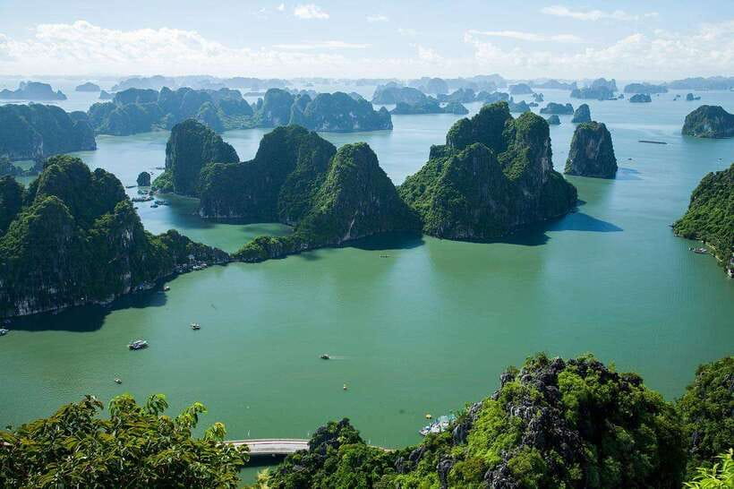 Hanoi: 5-Star Halong Bay Cruise with Lunch, Jacuzzi & Party - A one-day luxury cruise that’s built for first-timers