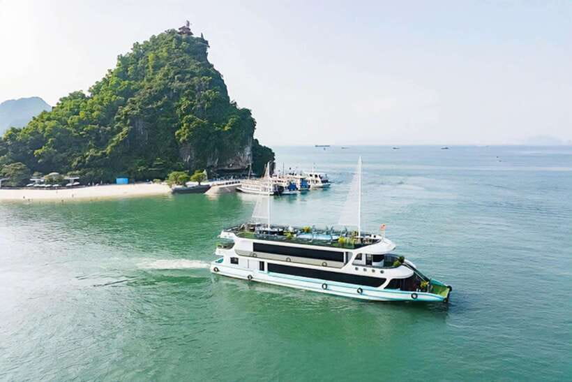 Hanoi: 5-Star Halong Bay Cruise with Lunch, Jacuzzi & Party - Buffet lunch with 30+ dishes, plus passing-islet views