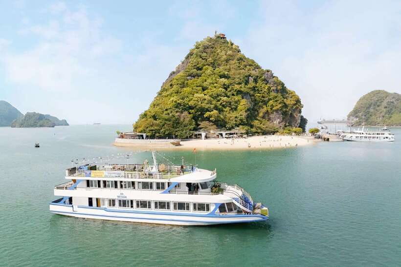 Hanoi: 5-Star Halong Bay Cruise with Lunch, Jacuzzi & Party - Sung Sot Cave at Bo Hon Island: stalactites, stairs, and timing
