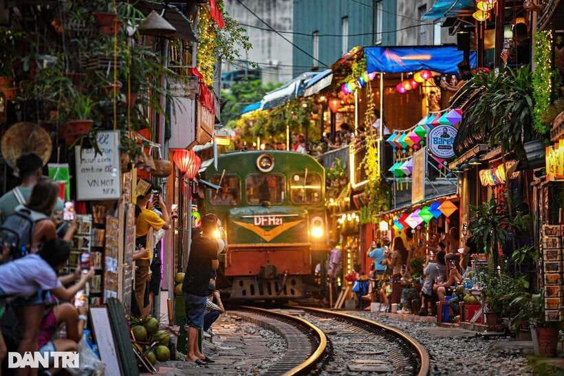 Hanoi City Half Day - The City Contains Cultural Beauty - Opera House and Cathedral: French-Era Architecture in the Middle of Daily Hanoi