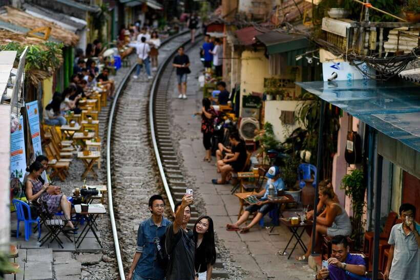 Hanoi: City Highlights Tour with Train Street & Hidden Gems - Getting started in Hoàn Kiếm: quick pickup, big atmosphere