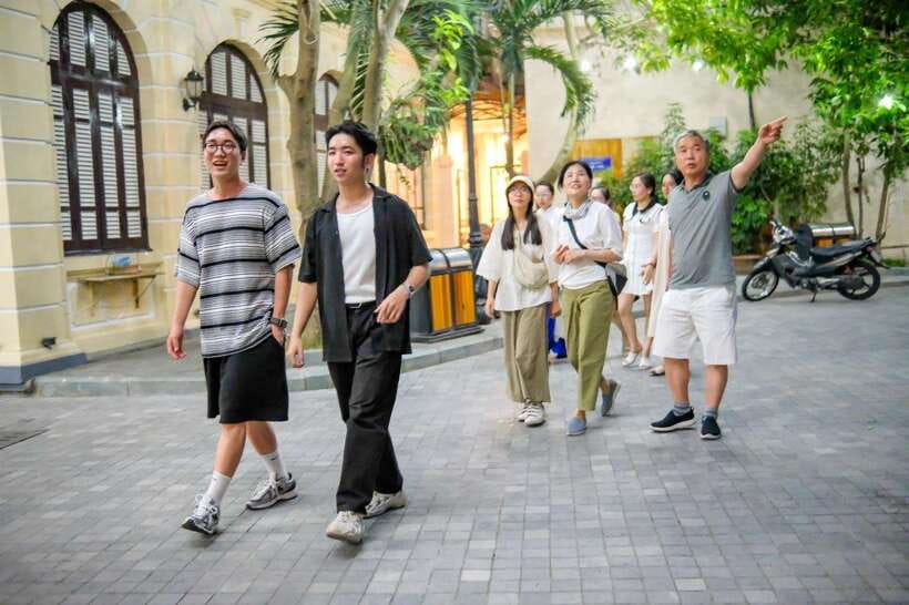 Hanoi: City Highlights Tour with Train Street & Hidden Gems - Hoàn Kiếm Lake: wrap up with a classic Hanoi pause