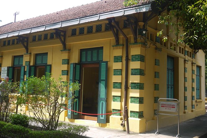Hanoi city tour and water puppet show - Temple of Literature: the 11th-century university and Confucius today