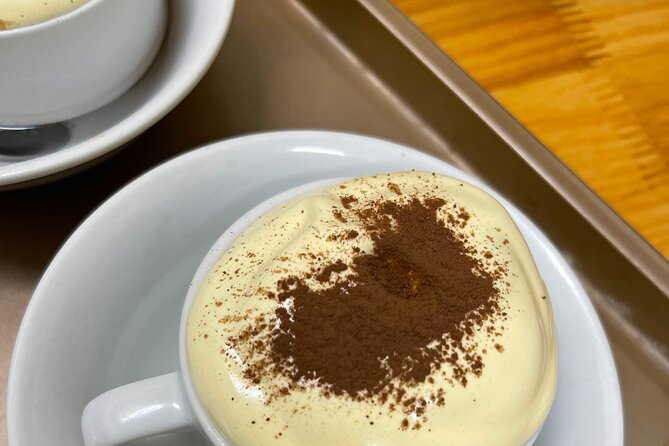 Hanoi Coffee Class learning 5 famous coffee in Hanoi - Getting your hands on the coffee: smell, touch, roast, grind