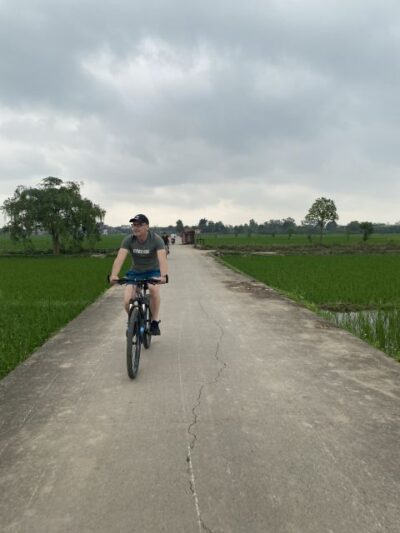Hanoi Countryside Bike Tour: Red River Culture & Daily Life - Choosing the route: Long Bien bridge vs. a small boat