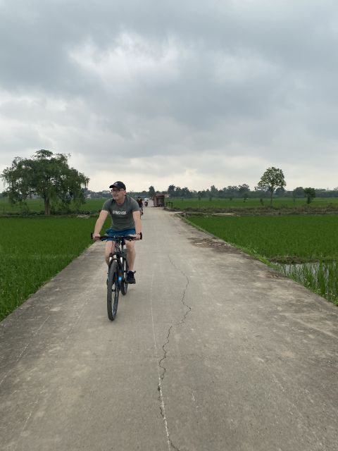 Hanoi Countryside Bike Tour: Red River Culture & Daily Life - Choosing the route: Long Bien bridge vs. a small boat