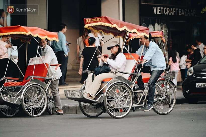 Hanoi: Cyclo the Old Quarter and Egg Coffee Tour - The Hoan Kiem neighborhood start: French colonial textures and local symbols