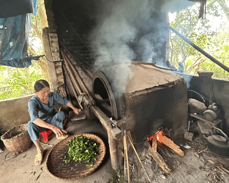 Hanoi Eco Tour: Ba Vi National Park Wonders & Tea Plantation - Đền Thượng temple: clouds, calm, and a higher-feeling moment
