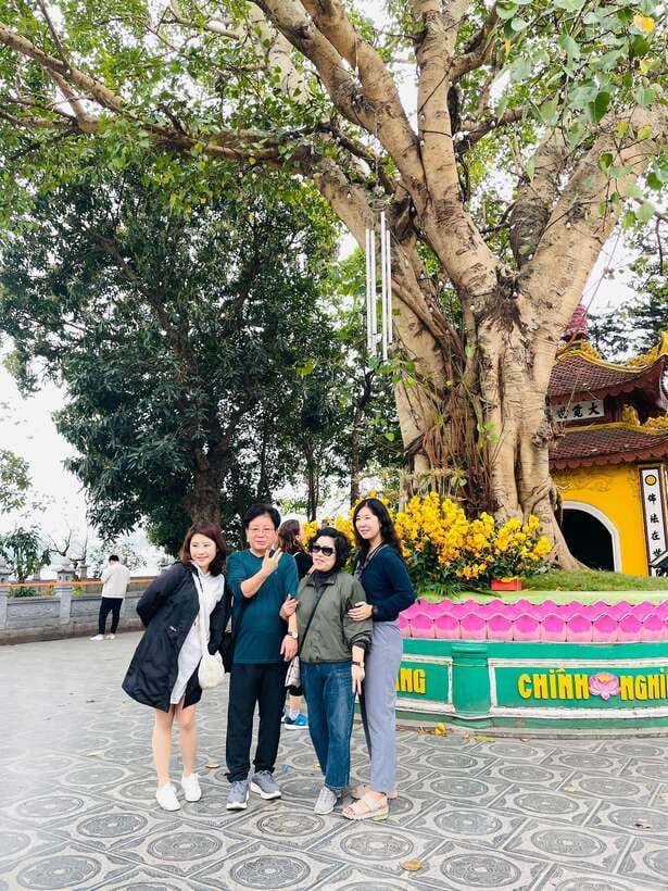 Hanoi Exclusive Craft Beer Bus: Cultural Sightseeing Tour - Dong Xuan Market shopping, with beer in the mix