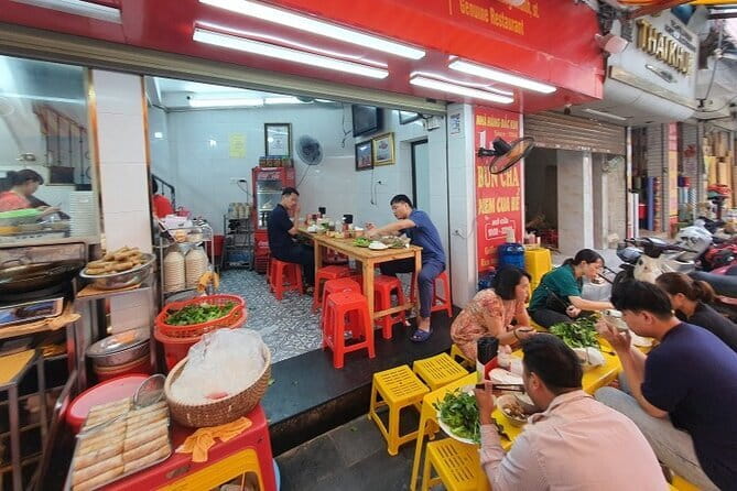 Hanoi Famous Michelin Guided Street Food Tour - Tour logistics: meeting at 38 P. Bát Sứ and ending in the Old Quarter