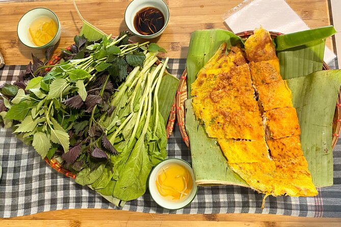 Hanoi food tour-Local street food tour (food&guide included) - Guide Power: English-Friendly, Street-Smart, and Willing to Adjust