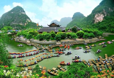 Hanoi: Full-Day Private Tam Coc Tour with Boat Ride & Lunch - Riding the sampan into the Trang An Cave Complex