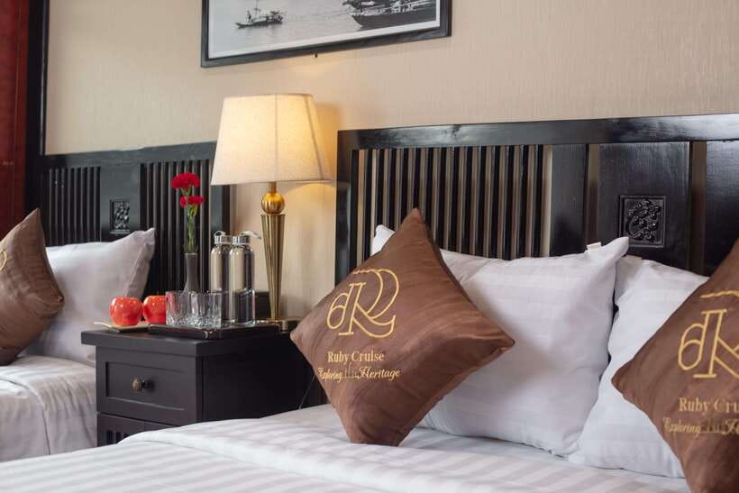 Hanoi: Ha Long Bay 2-Day 1-Night Tour by 4-star Luxury Junk - Ha Long Bay in one relaxing night on a 4-star junk