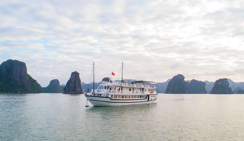 Hanoi: Ha Long Bay 2-Day 1-Night Tour by 4-star Luxury Junk - Food, drinks, and birthday cake onboard