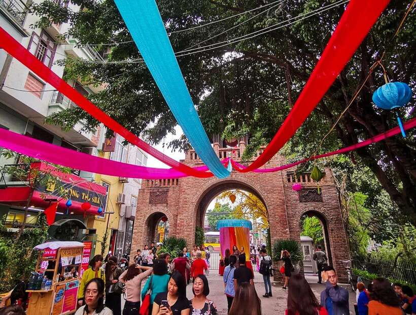 Hanoi: Half-day Silk Weaving Journey In Van Phuc Tour - The Village Walk: Views, Ponds, and Traditional Houses