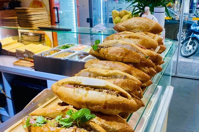 Hanoi Hidden Bites Premium Food Adventure - Pacing, crowds, and what to bring for a smooth night