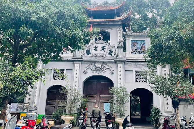 Hanoi Highlights and Hidden Gems Walking Tour - Đồng Xuân Market: the history briefing that starts the day