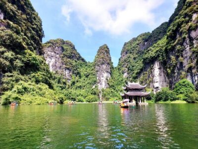 Hanoi: Hoa Lu, Trang An, and Mua Cave Full-Day Trip - Getting picked up from Hoàn Kiếm, then settling into the rhythm