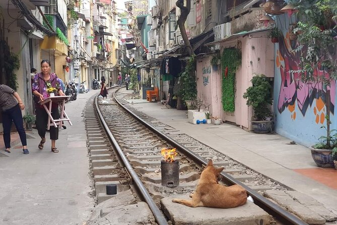 Hanoi Michelin Star Street Food Walking Tour & Train-Street - Bia hơi at Nam Còi: the classic Hanoi draft-beer ritual