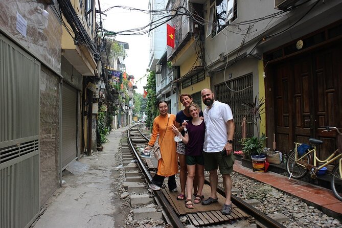 Hanoi Motorbike Tour Led By Women: Hanoi City Half Day - Duờng Tàu and the Reunification train track: life lived next to rails