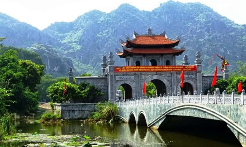 Hanoi: Ninh Binh Tour Hoa Lu, Trang An & Mua Cave & Van Long - Group-tour reality check: English, timing, and crowded water