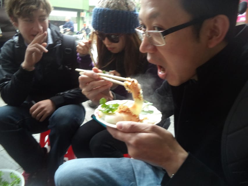 Hanoi: Old Quarter Street Food Walking Tour with 10 Tastings - Starting in the Old Quarter: finding your way before you eat