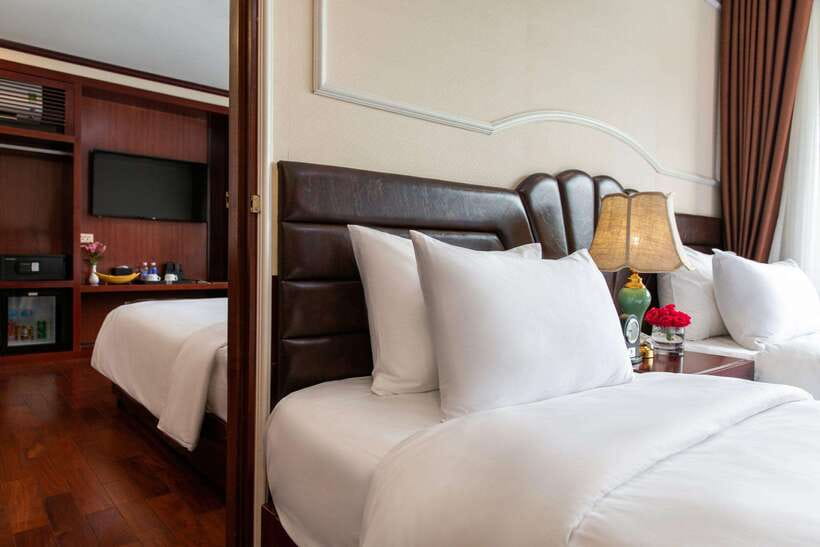Hanoi: Overnight Ha Long Bay 2-Day 1-Night Cruise - Check-in and your first lunch on the bay