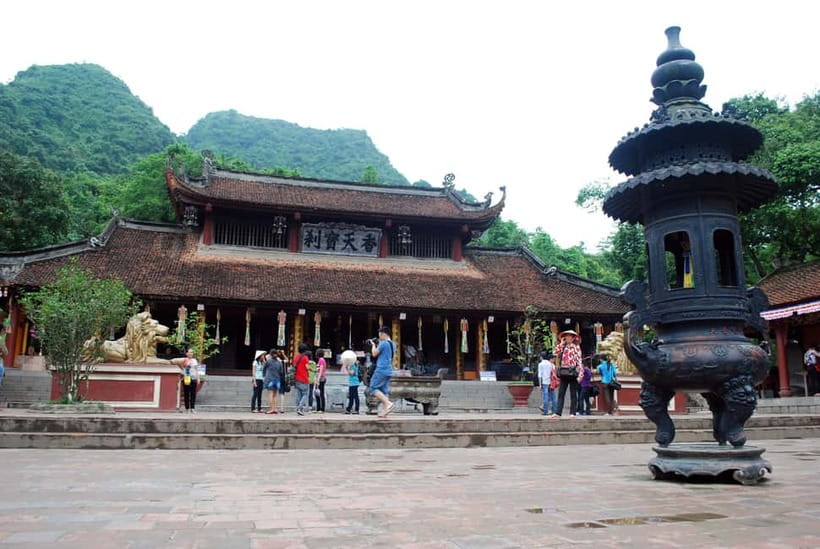 Hanoi: Perfume Pagoda Day Tour with Boat Ride & Cave Visit - Perfume Pagoda complex time: temples, legends, and Minh’s kind explanations