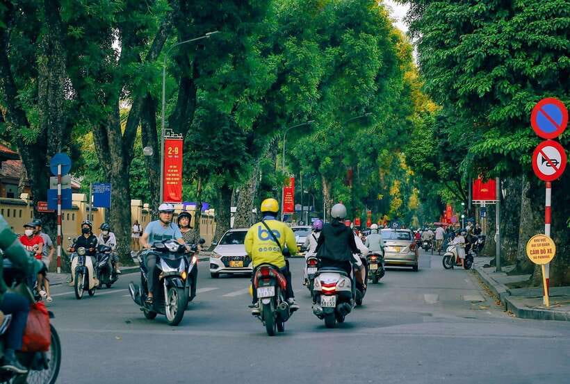 Hanoi: Private Motorbike Tour with Highlight Local Food - West Lake at Night: Tran Quoc Pagoda and Hoan Kiem Views From Above
