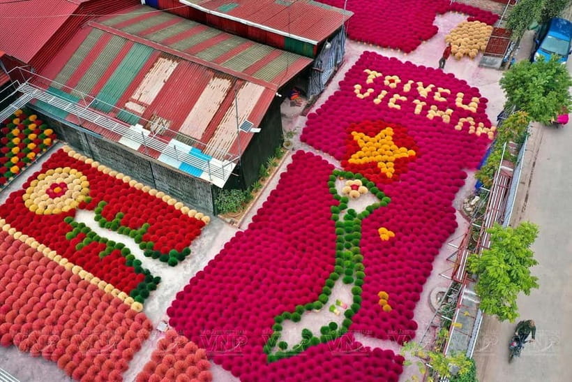 Hanoi: Rattan & Shoe Village or Incense Village, Hat Village - Chuong conical hat crafting: painting a souvenir with context
