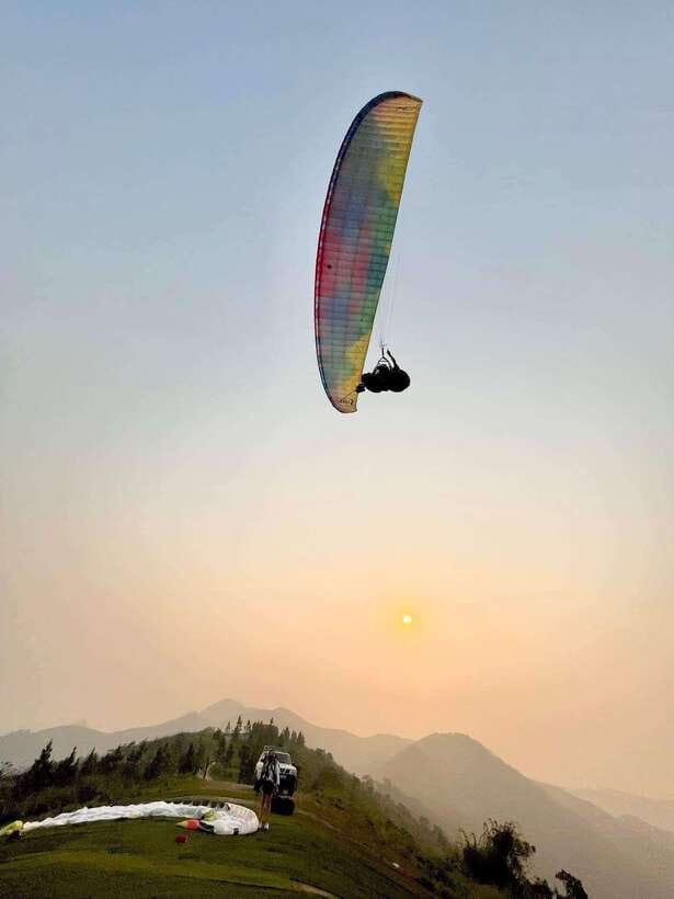 Hanoi Sky Tour: Paragliding - On the ground: gear, timing, and the 5-minute safety talk