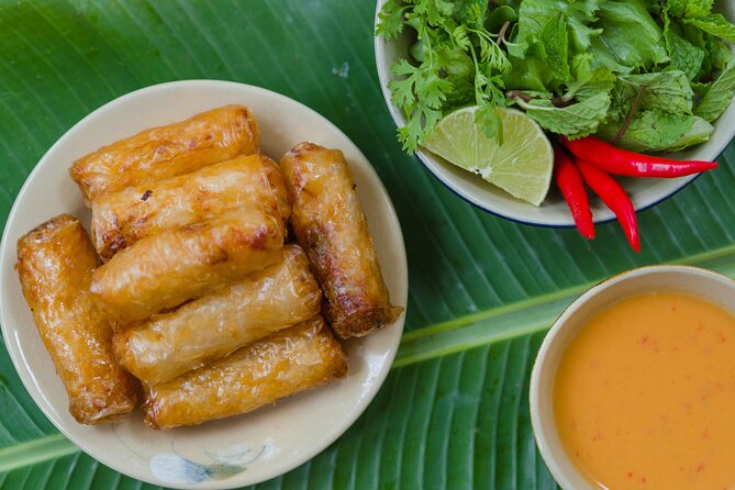 Hanoi Street Eats Evening Small Group Tour - Street Food at 6:00 pm: why this evening timing matters
