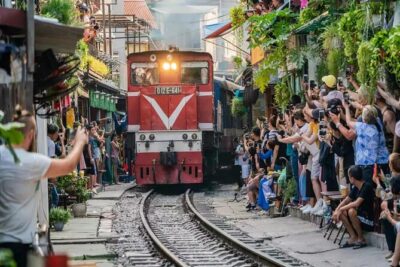 Hanoi Street Food Adventure: Train Street & Local Delights - Duờng Tau on Train Street: Close Views, Quick Time, Real Noise