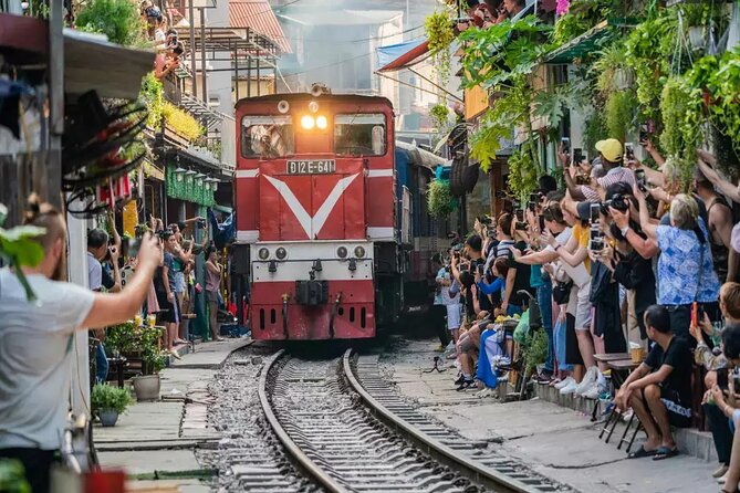 Hanoi Street Food Adventure: Train Street & Local Delights - Duờng Tau on Train Street: Close Views, Quick Time, Real Noise
