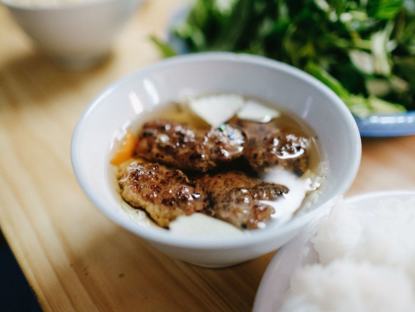 Hanoi: Street Food Experience with 5 Food Stops - Guides and group size: why the pacing matters