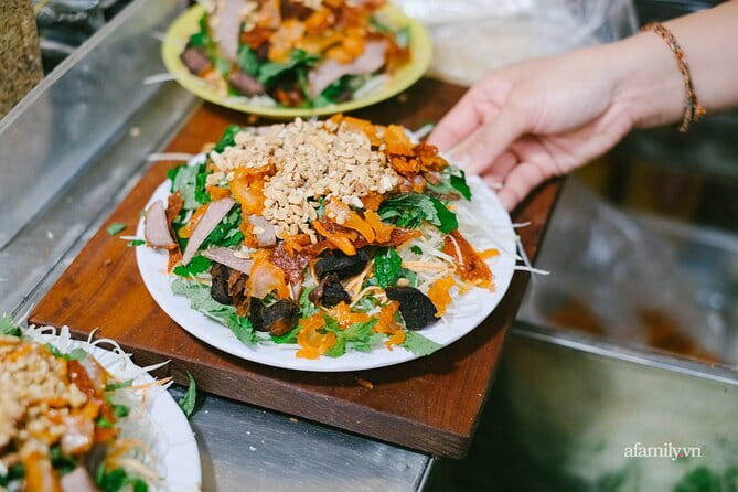 Hanoi Street Food Tour with Small Group - The Guide Factor: English Explanations That Help You Taste