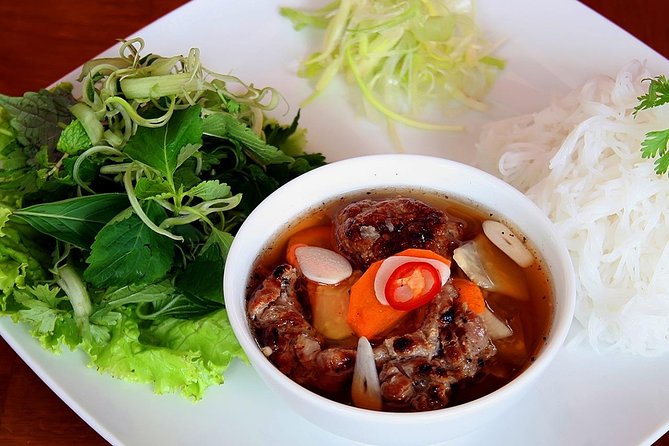 Hanoi Street Food Tour with Small Group and Expert Local Guide - Why the Old Quarter works for street food (and how the guide changes everything)