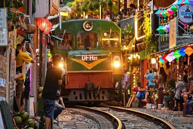 Hanoi street food walking and train street visit - A 6:00 pm Start in Hoàn Kiếm: where the tour begins