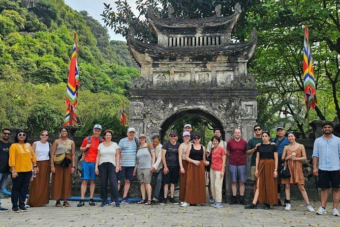 Hanoi to Ninh Binh: Hoa Lu, Trang An Boat & Mua Cave Day Tour - Stop 1: Hoa Lu ancient capital temples and royal history cues