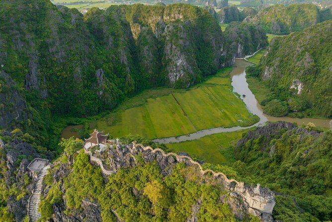 Hanoi to Ninh Binh: Hoa Lu, Trang An Boat & Mua Cave Day Tour - Lunch in Ninh Binh: goat-meat buffet with a vegetarian option
