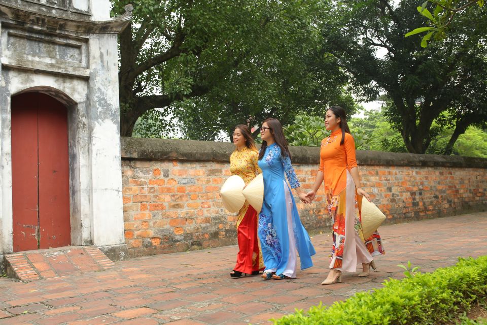 Hanoi: Traditional Ao Dai Dress and Non La Hat Rental - Meeting at No. 38 Bat Su Street and starting your own photo day