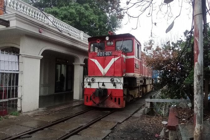 Hanoi Train Street Tour - Entering the Old Quarter: the walk that sets the tone