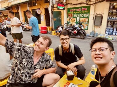 Hanoi: Vegan Street Food & Stories - The first street-food hour: papaya, noodles, doughnuts, and bia hoi