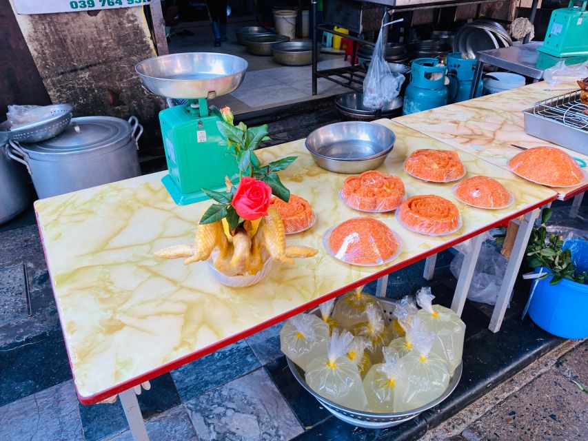 Hanoi: Vegan Street Food & Stories - Đền Tiên Hạ Phất Lộc: a short temple pause that breaks up the food run