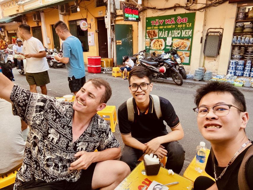 Hanoi: Vegan Street Food & Stories - The first street-food hour: papaya, noodles, doughnuts, and bia hoi