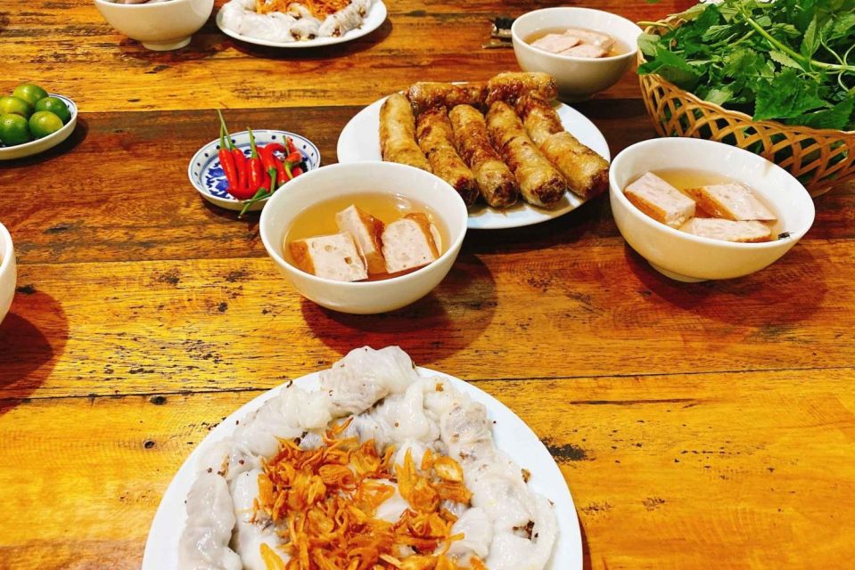 Hanoi: Walking Street Food Tour & Train Street w/Local Guide - Walking through Hanoi’s Old Quarter, one bite at a time