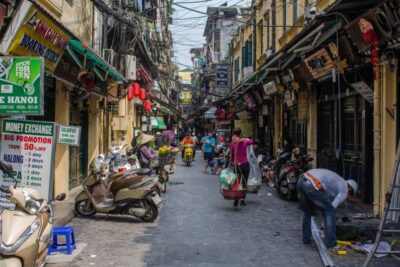 Hanoi: Walking Street Food Tour & Train Street w/Local Guide - How the local English guide changes everything